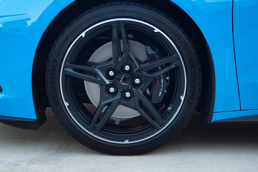 You are currently viewing Votre Chevrolet Corvette C8 pourrait avoir des roues fissurées