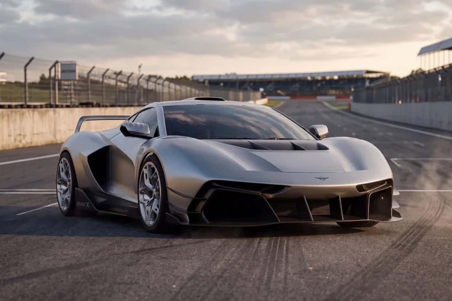 Rezvani Beast X de 1 560 ch photographiée sur circuit